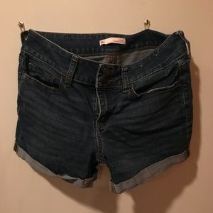 So Junior’s Low Rise Mid-Wash Midi Jean Shorts | Size: 7